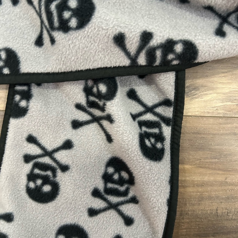 Gothic Skull and Crossbones Scarf - Picture 3 of 4